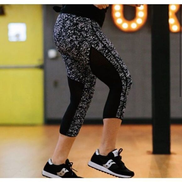 Lululemon Deep Breath Crop Iced Wave White Black Mesh Run Leggings Size 6 - Picture 3 of 10